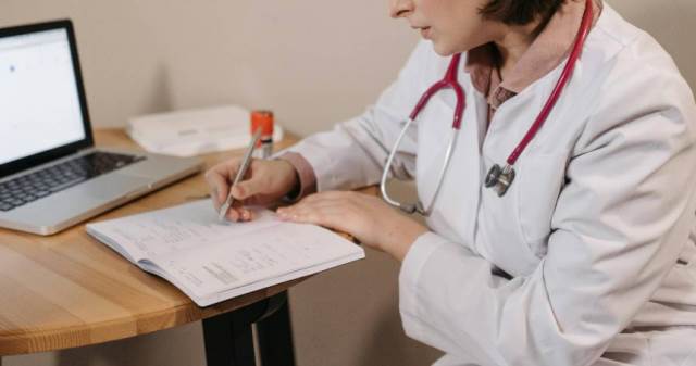 診所只收現金他批「活在80年代」　醫師親解關鍵：不是逃漏稅